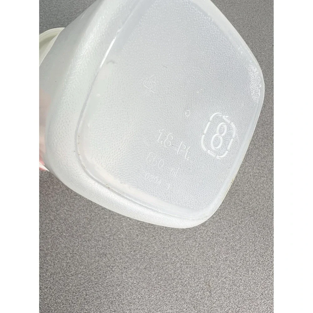 Vintage 1.8 pint Rubbermaid #8 Servin Saver‎ Square Storage Canister White Lid